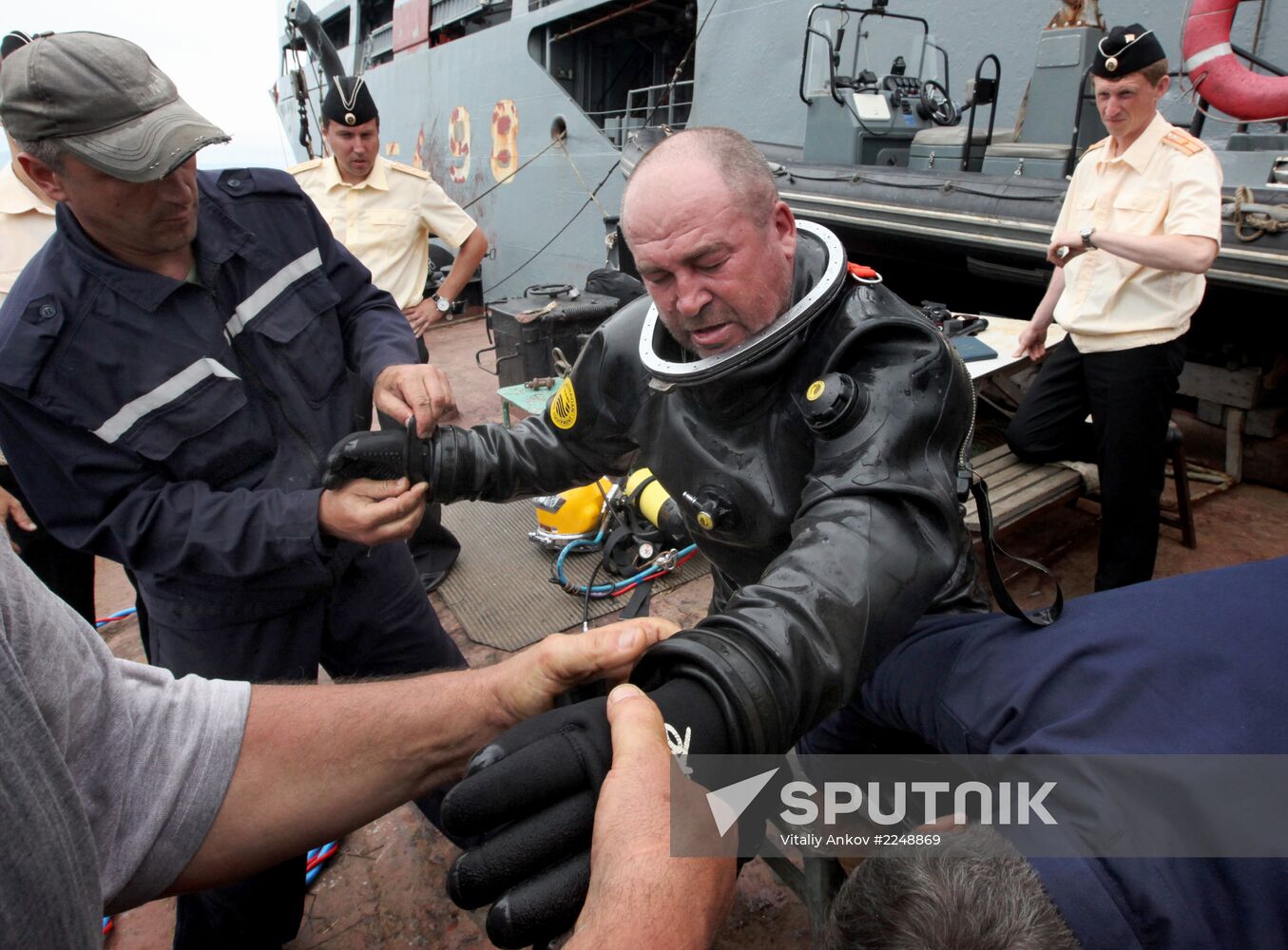 Russian navy conducts submarine rescue exercise