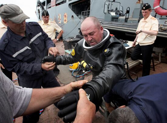 Russian navy conducts submarine rescue exercise