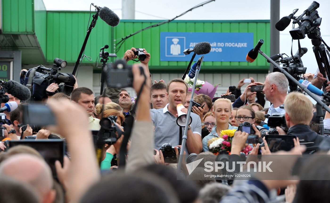 Alexei Navalny arrives in Moscow