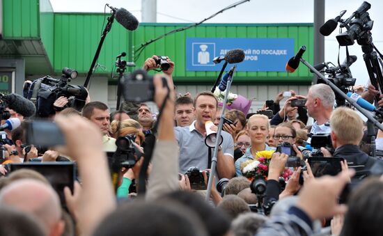 Alexei Navalny arrives in Moscow