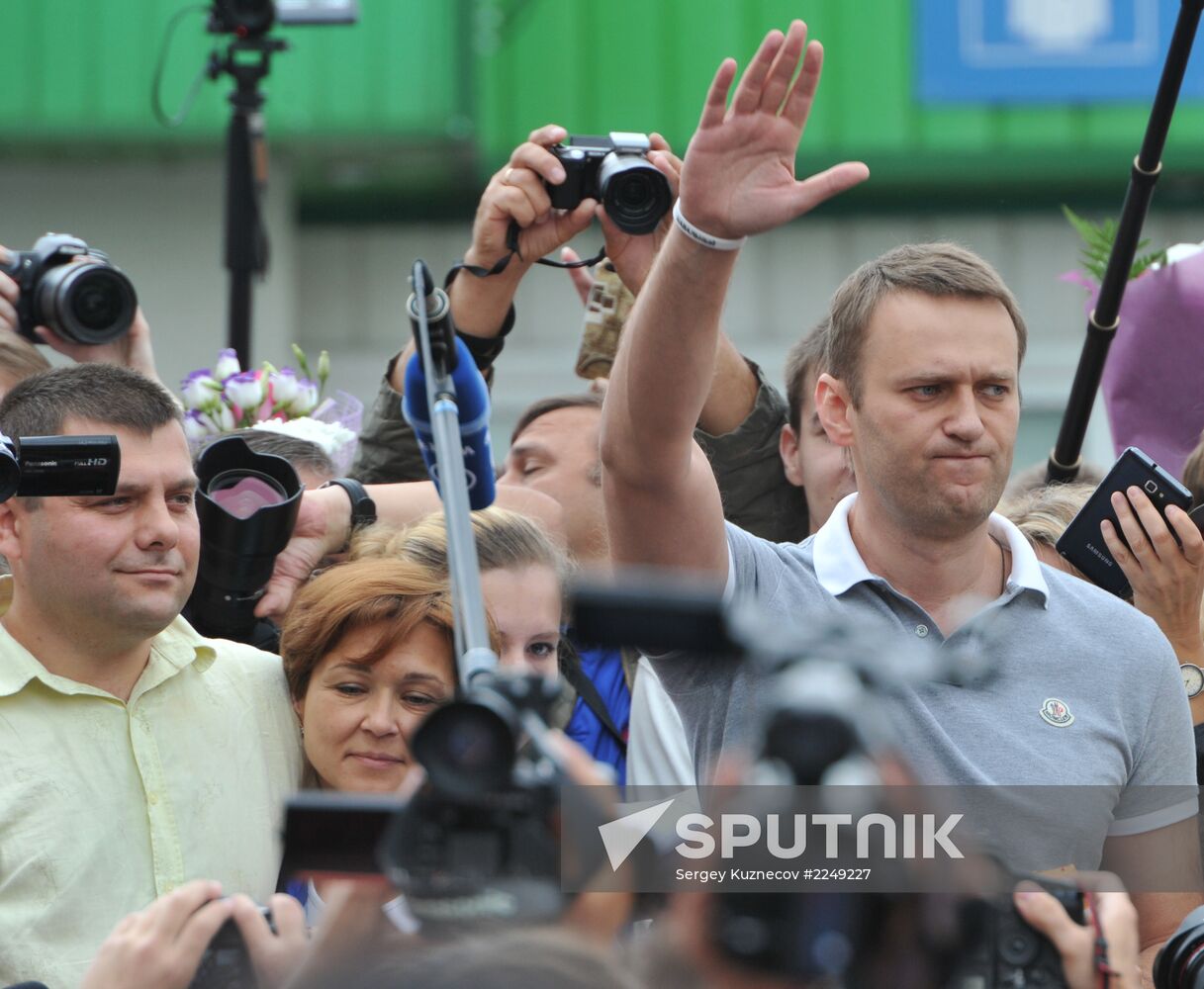 Alexei Navalny arrives in Moscow