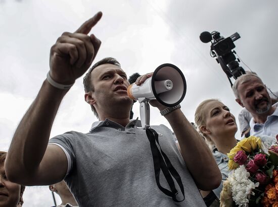 Alexei Navalny arrives in Moscow