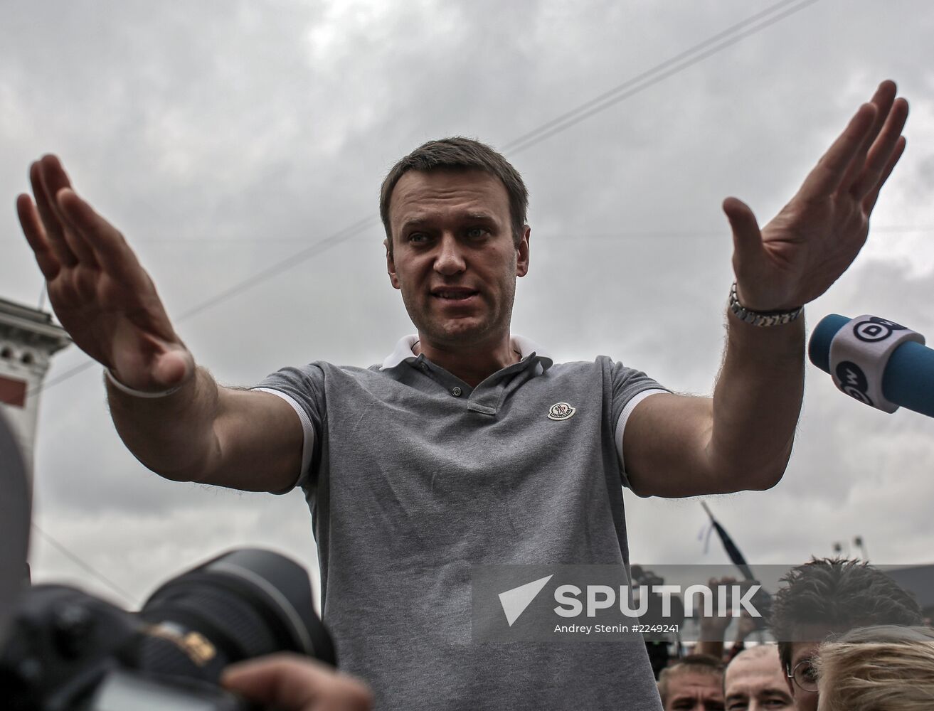 Alexei Navalny arrives in Moscow