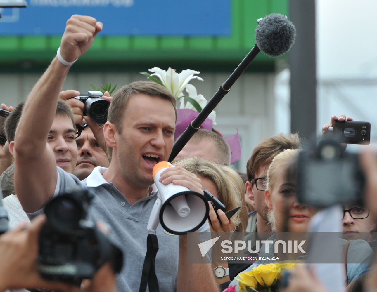 Alexei Navalny arrives in Moscow