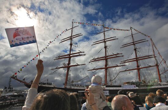 Sedov sailing ship arrives in St. Petersburg