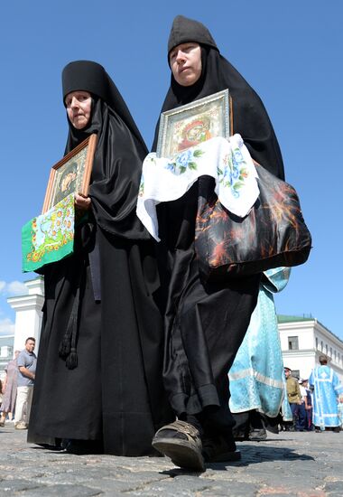 Sacred procession marks day of Kazan Mother of God Icon