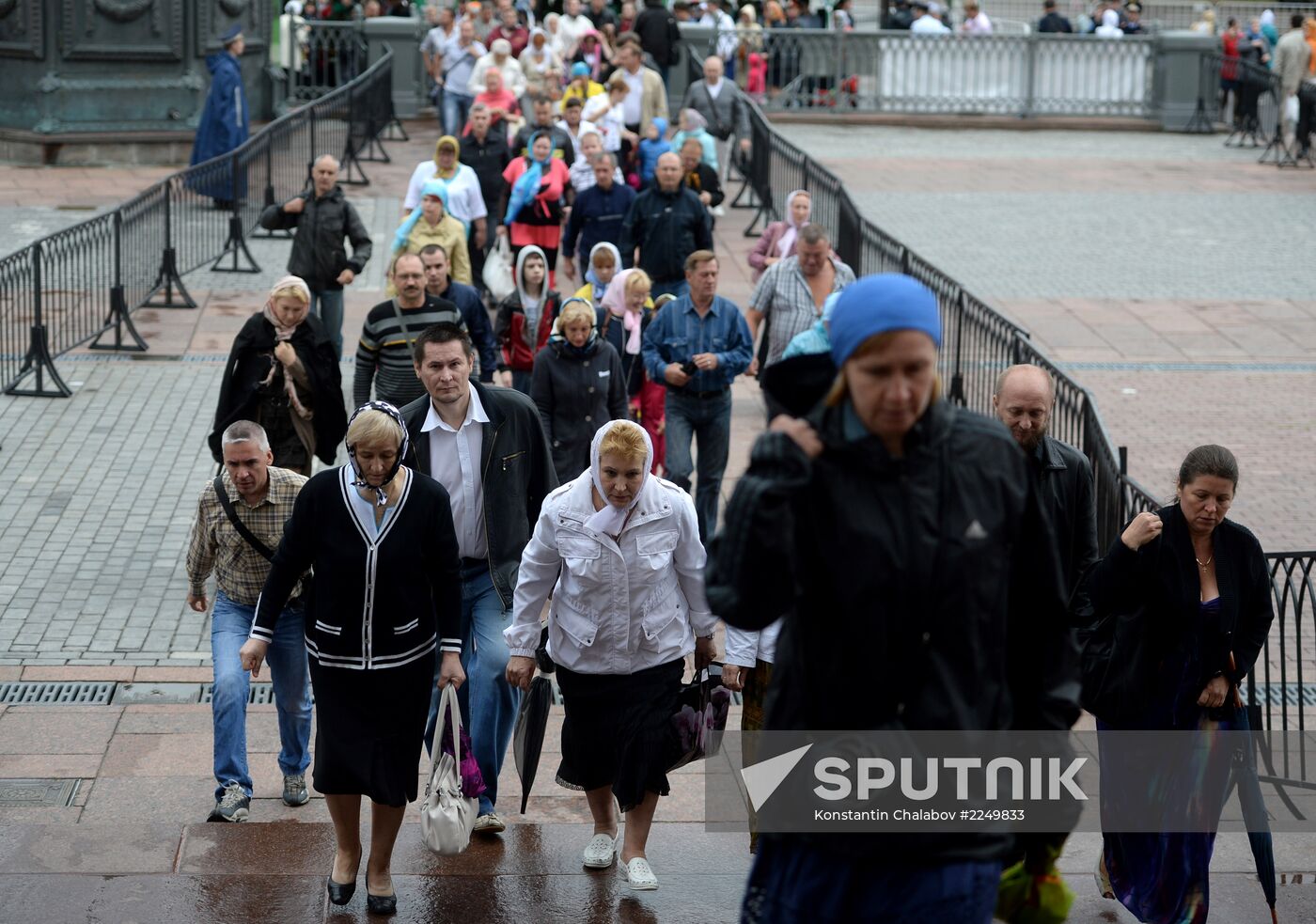 Pilgrims line up to see Cross of St. Andrew the First-Called