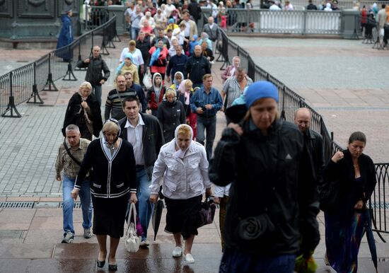 Pilgrims line up to see Cross of St. Andrew the First-Called
