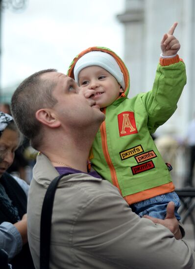 Pilgrims line up to see Cross of St. Andrew the First-Called