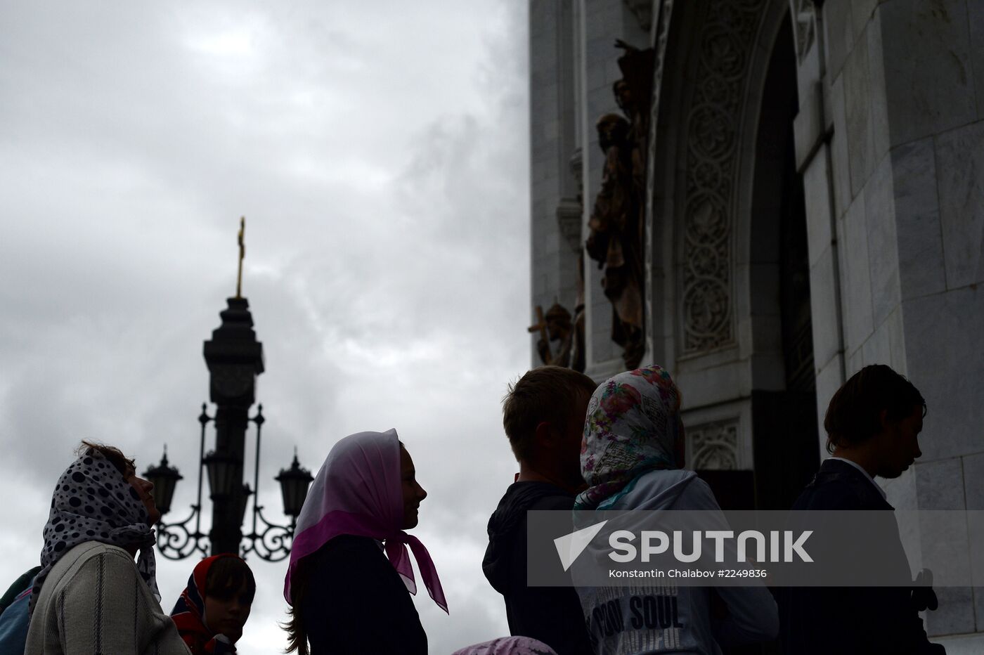 Pilgrims line up to see Cross of St. Andrew the First-Called