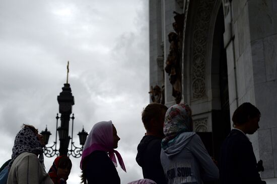 Pilgrims line up to see Cross of St. Andrew the First-Called