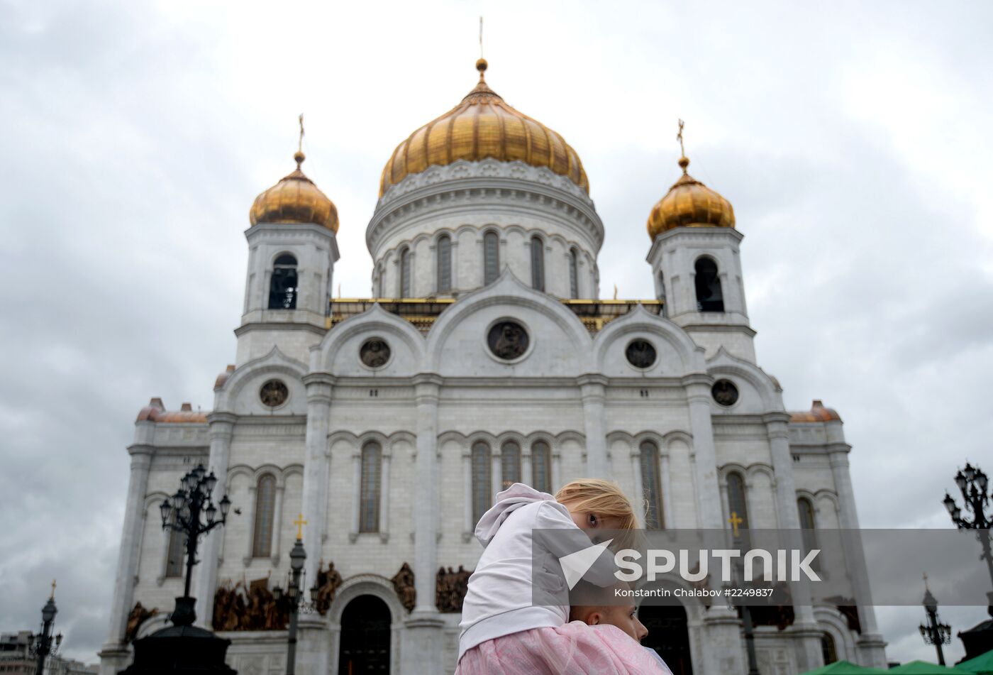 Pilgrims line up to see Cross of St. Andrew the First-Called