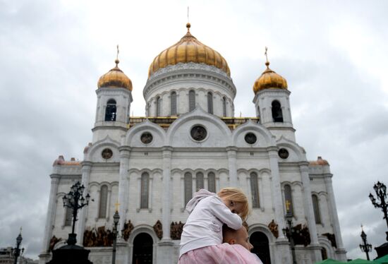 Pilgrims line up to see Cross of St. Andrew the First-Called