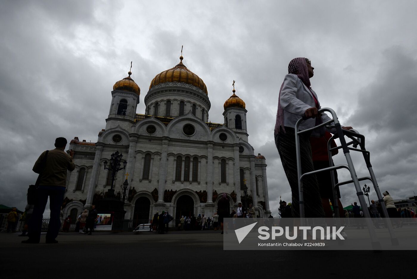 Pilgrims line up to see Cross of St. Andrew the First-Called