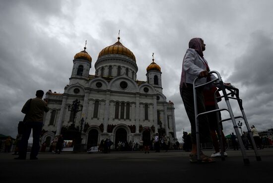 Pilgrims line up to see Cross of St. Andrew the First-Called