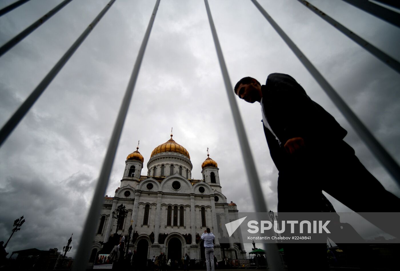 Pilgrims line up to see Cross of St. Andrew the First-Called