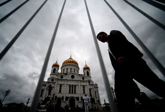 Pilgrims line up to see Cross of St. Andrew the First-Called