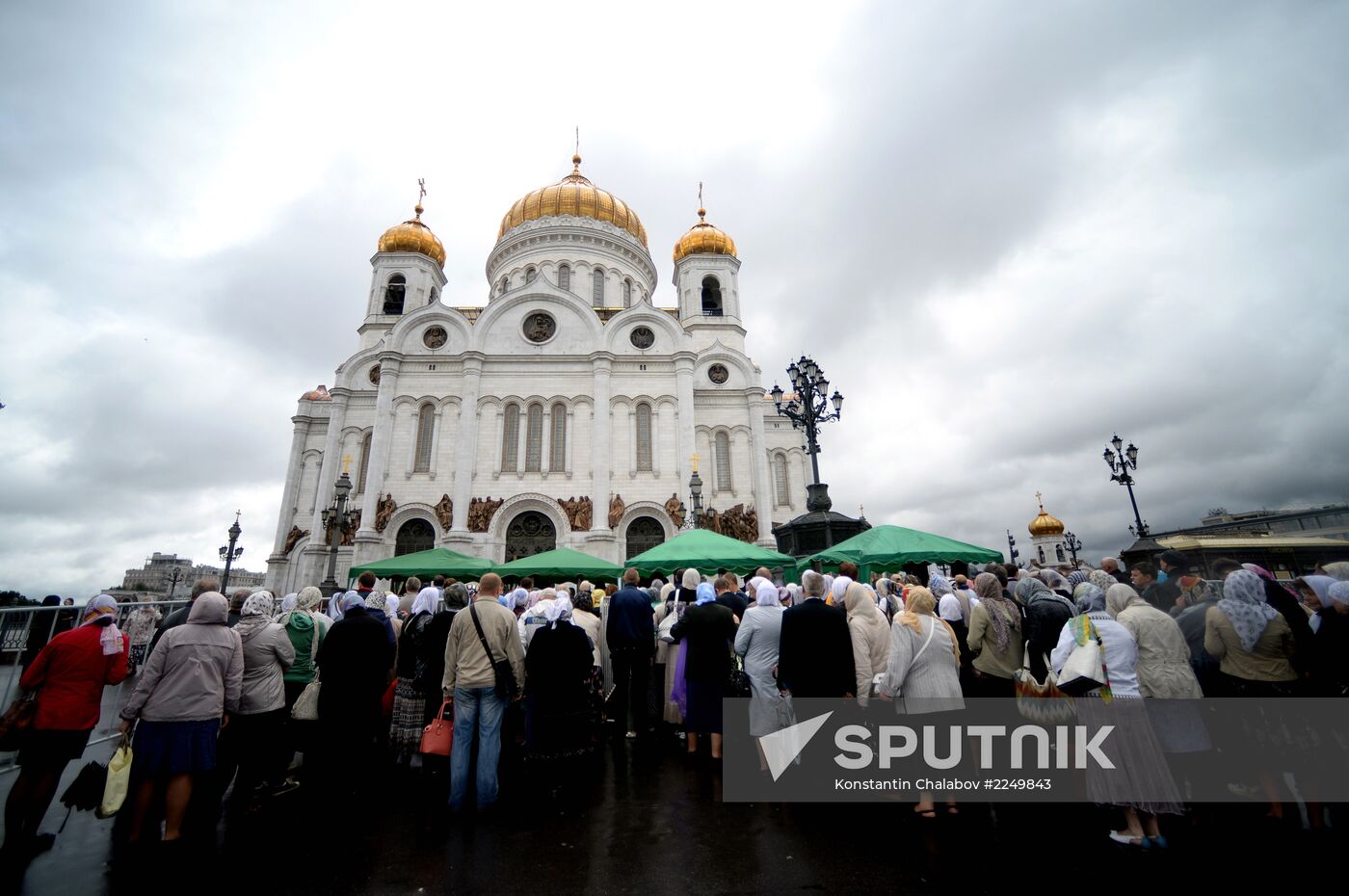 Pilgrims line up to see Cross of St. Andrew the First-Called