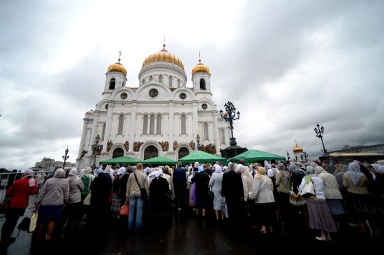 Pilgrims line up to see Cross of St. Andrew the First-Called
