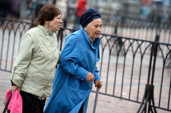 Pilgrims line up to see Cross of St. Andrew the First-Called
