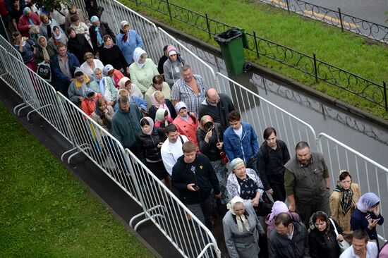 Pilgrims line up to see Cross of St. Andrew the First-Called