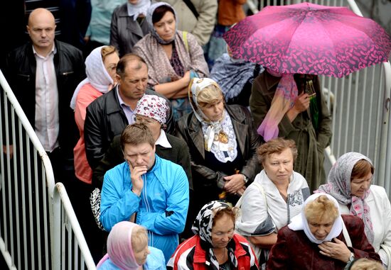 Pilgrims line up to see Cross of St. Andrew the First-Called
