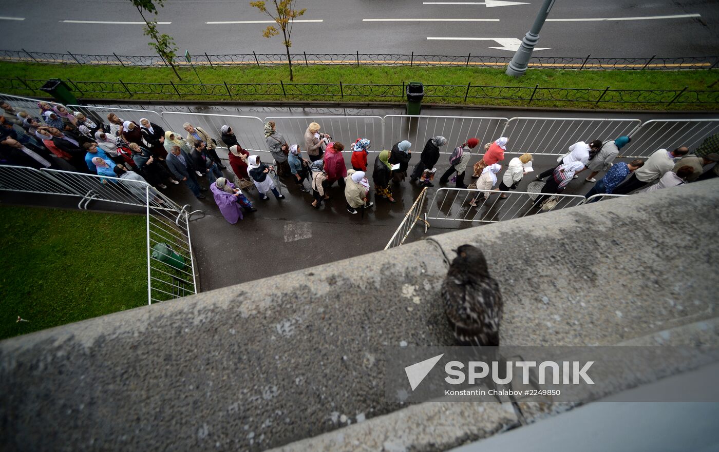 Pilgrims line up to see Cross of St. Andrew the First-Called