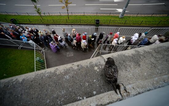 Pilgrims line up to see Cross of St. Andrew the First-Called
