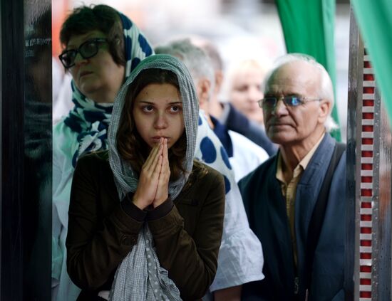 Pilgrims line up to see Cross of St. Andrew the First-Called