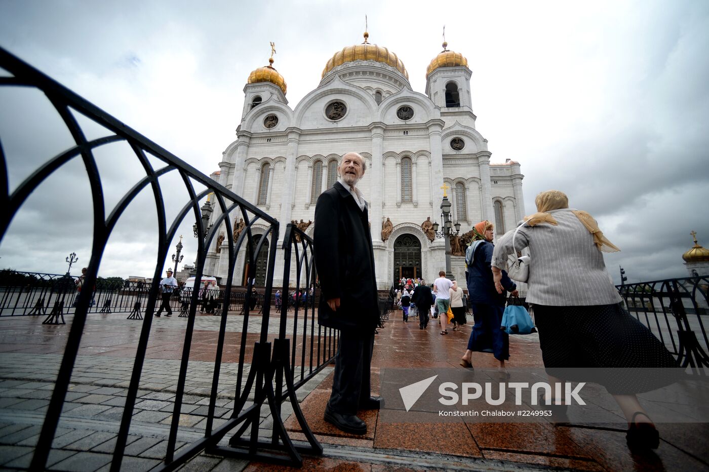 Pilgrims line up to see Cross of St. Andrew the First-Called