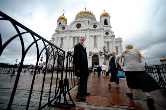Pilgrims line up to see Cross of St. Andrew the First-Called