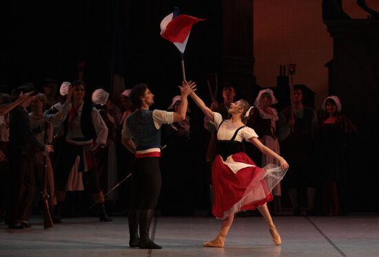 Dress rehearsal of ballet Flames of Paris