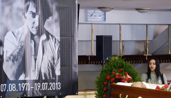 Paying last respects to Korol i Shut frontman Mikhail Gorshenev