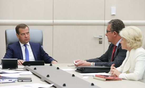 Prime Minister Dmitry Medvedev meets with his deputies