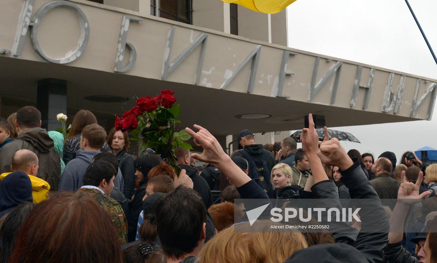 Paying last respects to Korol i Shut frontman Mikhail Gorshenev