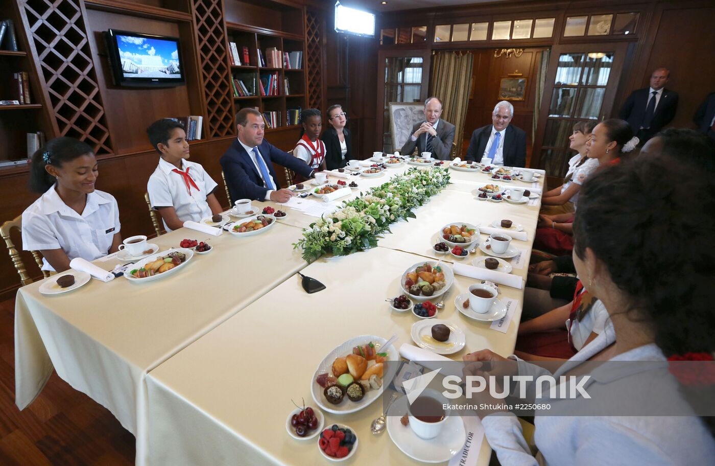 Dmitry Medvedev meets with Cuban students