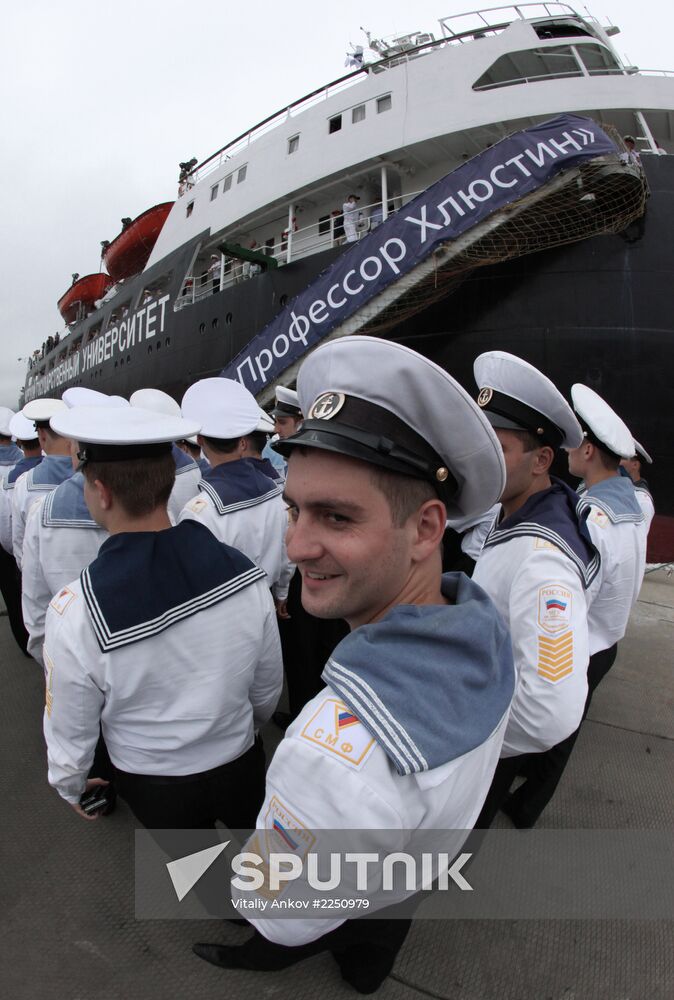 Vladivostok says goodbye to Professor Khlyustin ship