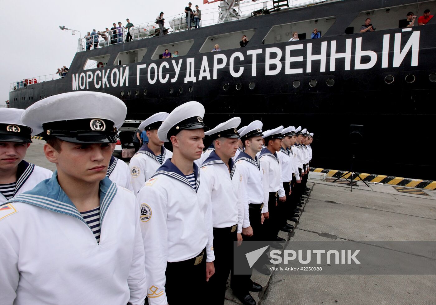 Vladivostok says goodbye to Professor Khlyustin ship