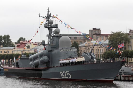 Final rehearsal for Navy Day parade in St. Petersburg