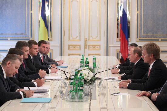 Vladimir Putin visits Kiev