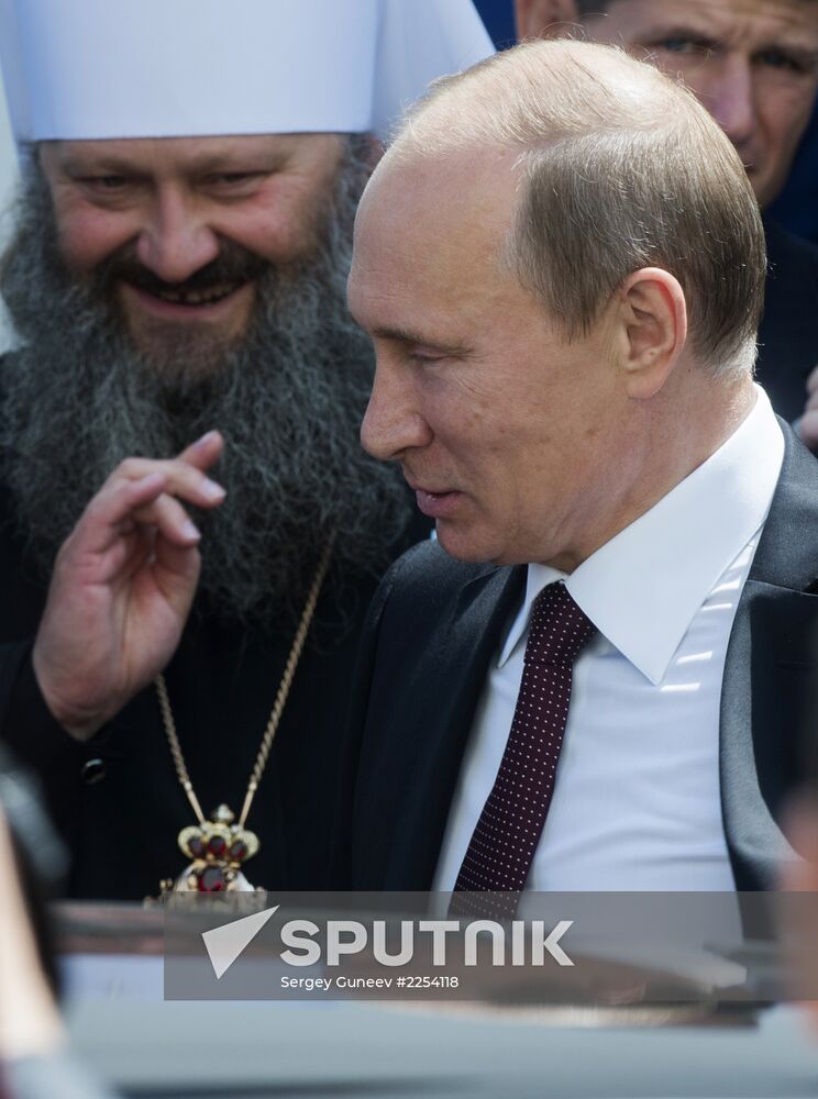 Vladimir Putin visits Kiev