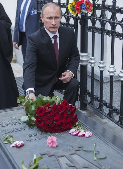 Vladimir Putin visits Kiev