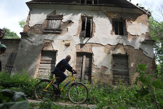 Anarchists renovate Mikhail Bakunin's dilapidated estate