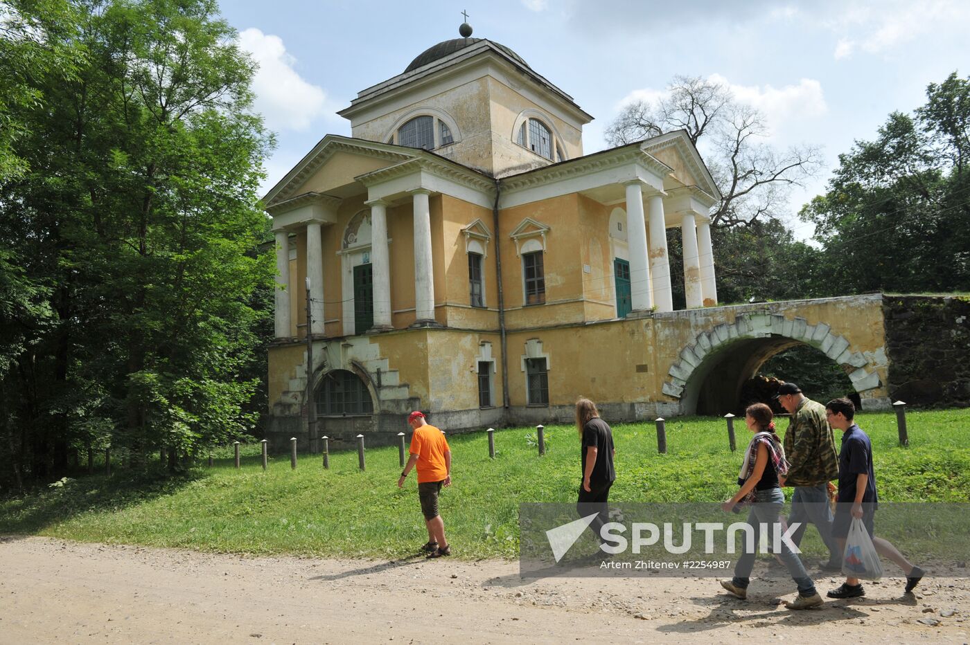 Anarchists renovate Mikhail Bakunin's dilapidated estate