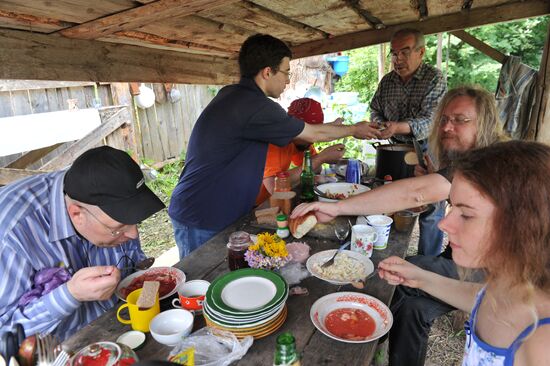 Anarchists renovate Mikhail Bakunin's dilapidated estate