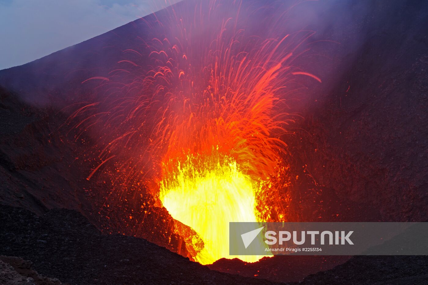 Tolbachik volcano erupts in Kamchatka