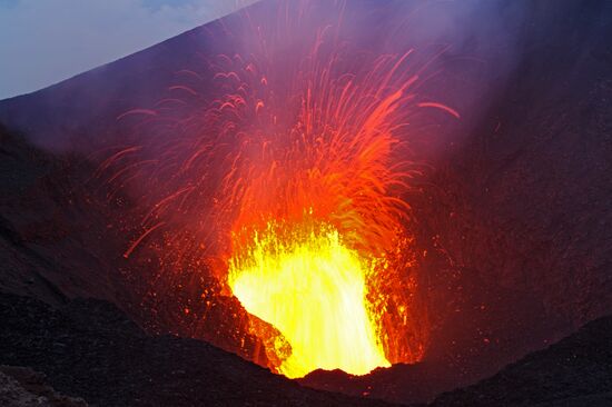 Tolbachik volcano erupts in Kamchatka