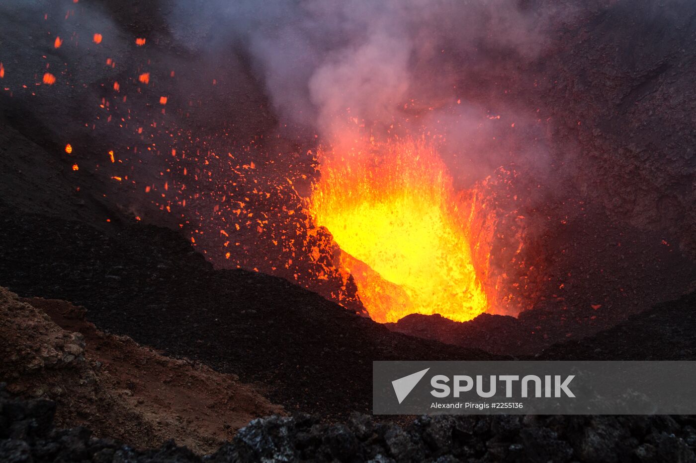 Tolbachik volcano erupts in Kamchatka