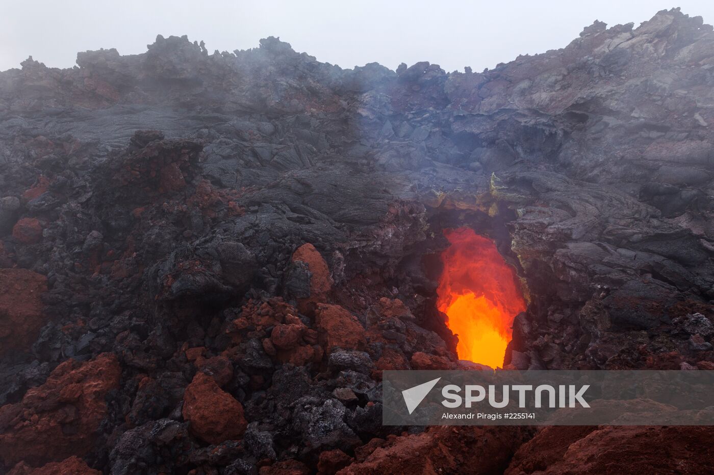 Tolbachik volcano erupts in Kamchatka