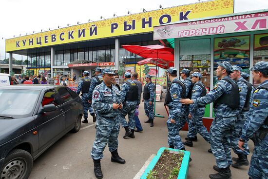 Police raid Moscow markets after attack on officers